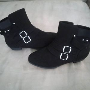 Mari A Boots Size 6 1/2 W